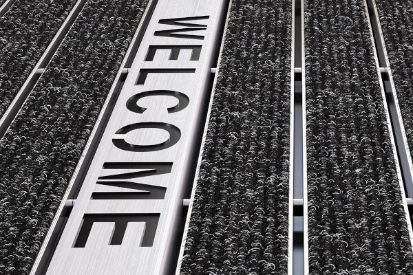 Lo que necesitas saber de las alfombras con logotipo para empresas