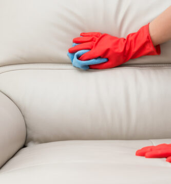 5 consejos útiles sobre cómo limpiar tu sofá en casa