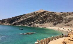 Descubre la playa La Mina en Paracas Perú, un paraíso terrenal