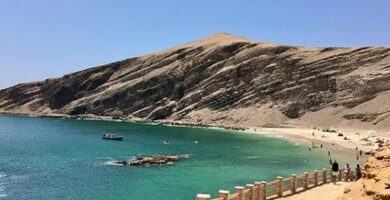 Descubre la playa La Mina en Paracas Perú, un paraíso terrenal