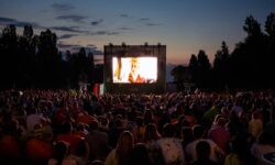 Cine al aire libre durante la noche en Barcelona