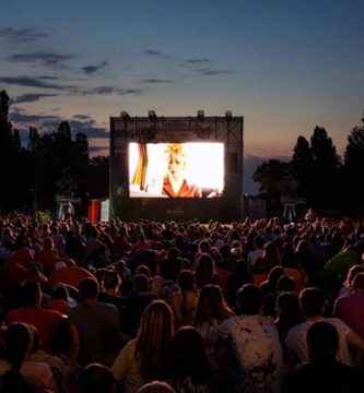 Cine al aire libre durante la noche en Barcelona