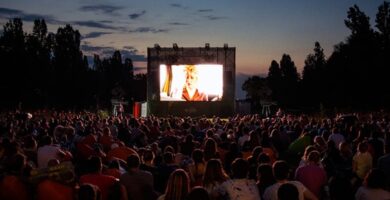 Cine al aire libre durante la noche en Barcelona