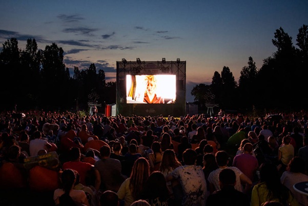 Cine al aire libre durante la noche en Barcelona