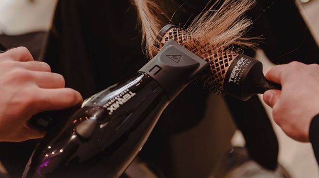 El arte de secar y estilizar: cómo elegir y cuidar tu secadora de cabello para un look radiante 1 El arte de secar y estilizar: cómo elegir y cuidar tu secadora de cabello para un look radiante