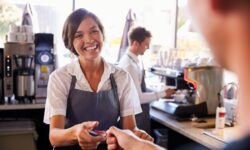 Cómo implementar una guía para aceptar crédito y débito en tu comercio